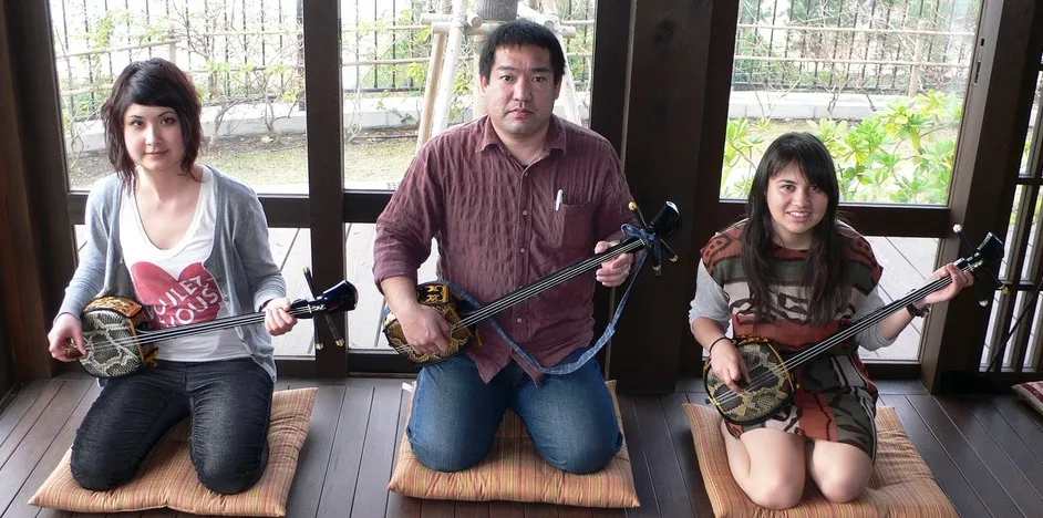 Studnets learning to play traditional Okinawan instruments.